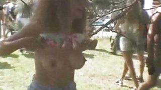 و در اینجا, مناقصه, صفحه اصلی پورنو فیلم خصوصی بدن shudders در خشونت