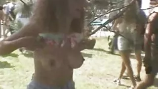و در اینجا, مناقصه, صفحه اصلی پورنو فیلم خصوصی بدن shudders در خشونت