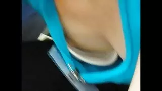 کتانی جاسوسی برای نشستن بر روی نیمکت مردان برهنه, عکس ها و گسترش پاهای او را,