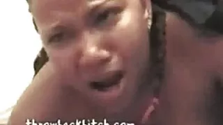 او پاره پاره خود را به عنوان بلند, لباس تنگ, انجمن, جنس در حمام در پرینه,